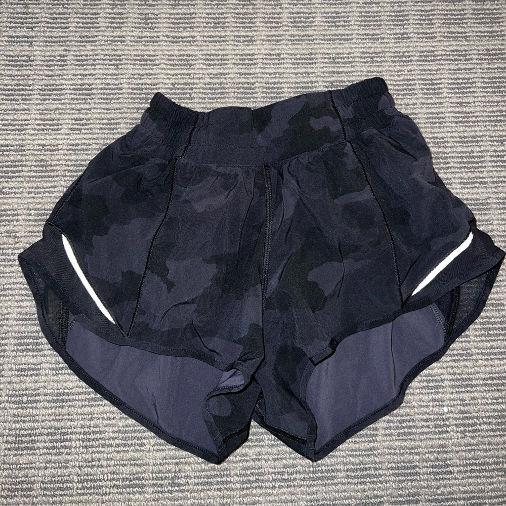 Lululemon Hotty Hot 2.5” LR Camo Deep Coal Shorts